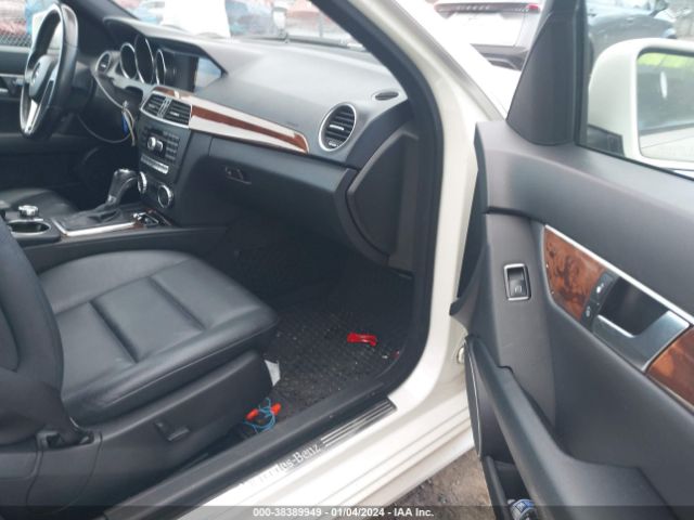 Photo 4 VIN: WDDGF8BB9CA685937 - MERCEDES-BENZ C 300 