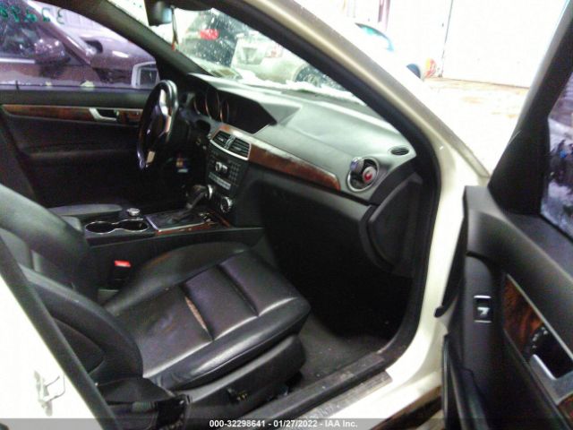 Photo 4 VIN: WDDGF8BBXCR217457 - MERCEDES-BENZ C-CLASS 