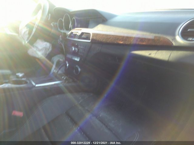 Photo 4 VIN: WDDGJ4HB4CF805029 - MERCEDES-BENZ C-CLASS 