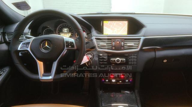 Photo 15 VIN: WDDHF5EB3CA608933 - MERCEDES E 300 