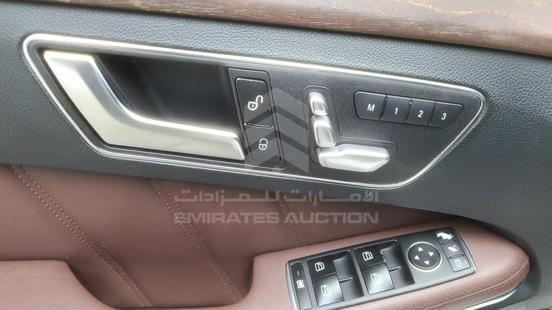 Photo 10 VIN: WDDHF5FB4EB010748 - MERCEDES E 300 