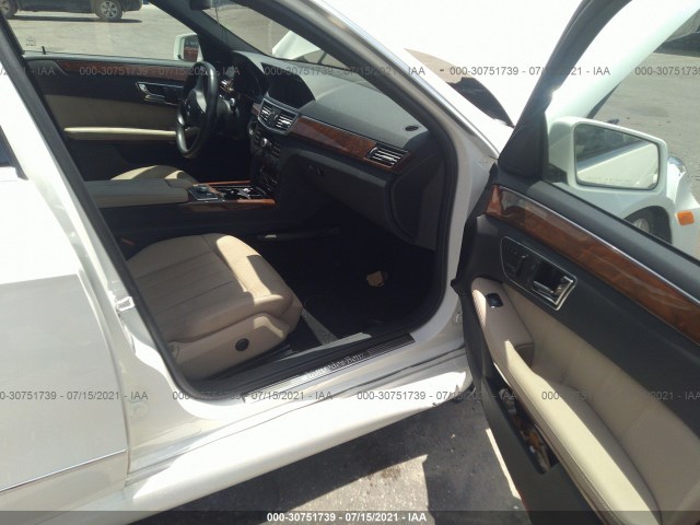 Photo 4 VIN: WDDHF7CB3AA055180 - MERCEDES-BENZ E-CLASS 