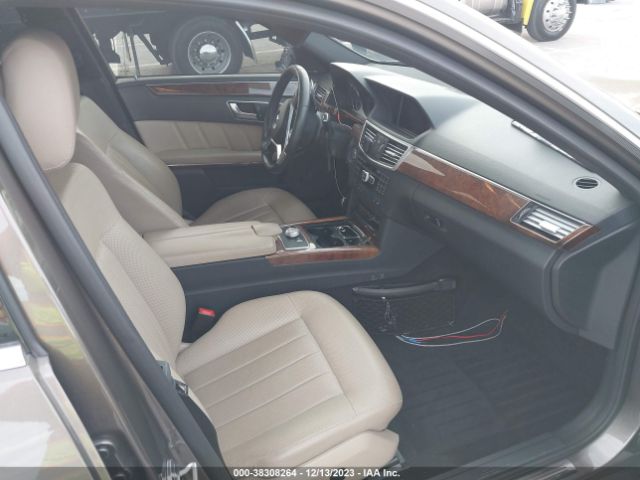 Photo 4 VIN: WDDHF9BB2CA601130 - MERCEDES-BENZ E 550 