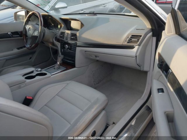 Photo 4 VIN: WDDKJ7CB7AF033206 - MERCEDES-BENZ E 550 