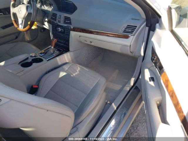 Photo 4 VIN: WDDKJ7DB0CF152460 - MERCEDES-BENZ E 550 