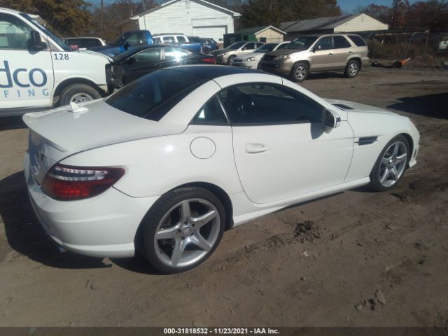 Photo 3 VIN: WDDPK4HA2CF034798 - MERCEDES-BENZ SLK-CLASS 