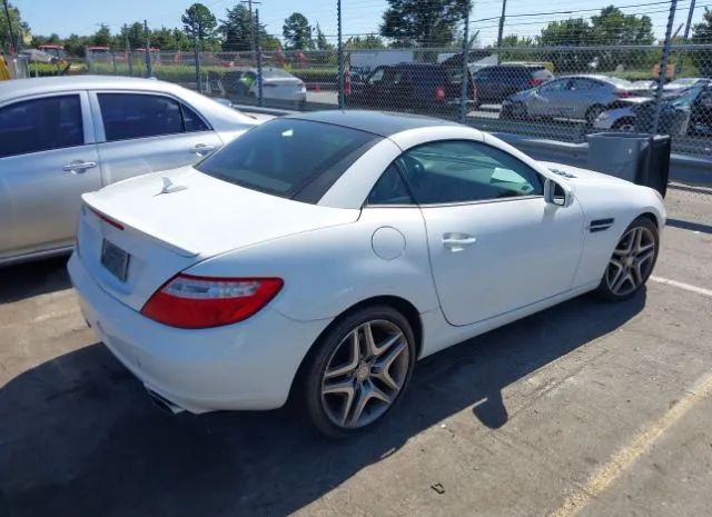 Photo 3 VIN: WDDPK4HA2FF098831 - MERCEDES-BENZ SLK-CLASS 