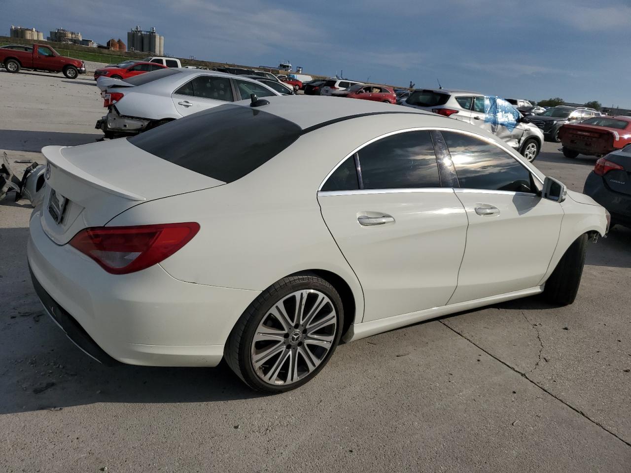 Photo 2 VIN: WDDSJ4EB9JN574811 - MERCEDES-BENZ CLA-KLASSE 