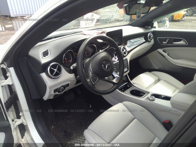 Photo 4 VIN: WDDSJ4GB6HN416806 - MERCEDES-BENZ CLA 