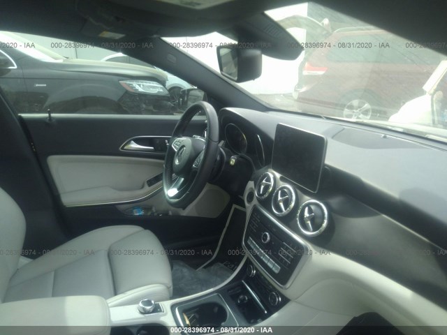 Photo 4 VIN: WDDSJ4GB7JN584377 - MERCEDES-BENZ CLA 