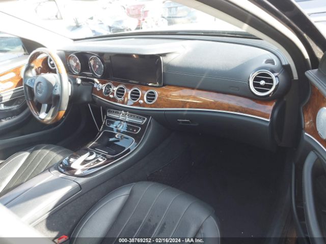 Photo 4 VIN: WDDZF4JB4JA385805 - MERCEDES-BENZ E 300 