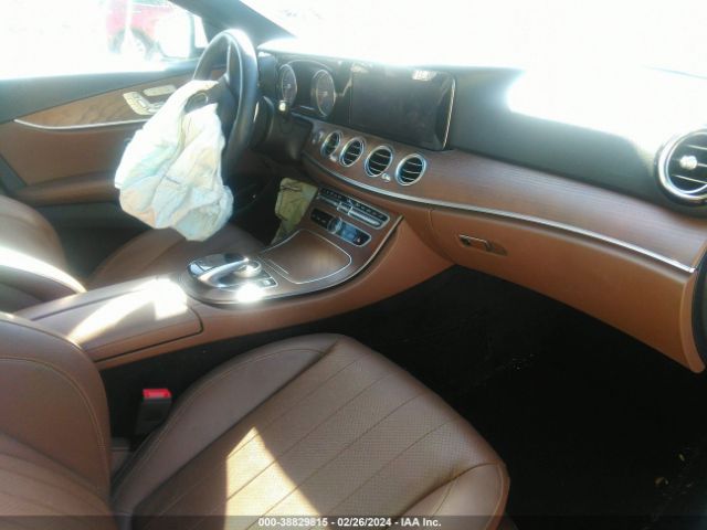 Photo 4 VIN: WDDZF4JB9JA444945 - MERCEDES-BENZ E 300 