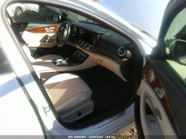 Photo 4 VIN: WDDZF4JBXHA028865 - MERCEDES-BENZ E 300 