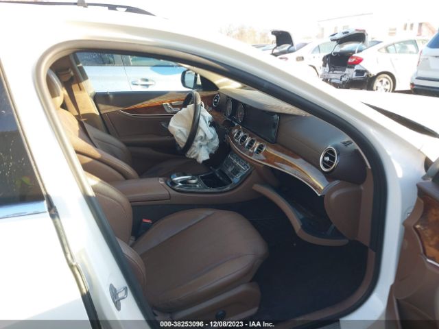 Photo 4 VIN: WDDZF4KB3HA068865 - MERCEDES-BENZ E 300 