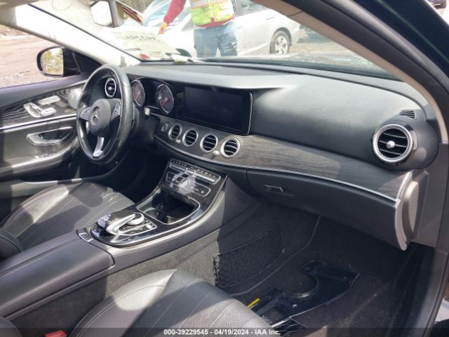 Photo 4 VIN: WDDZF4KB8HA138442 - MERCEDES-BENZ E 300 