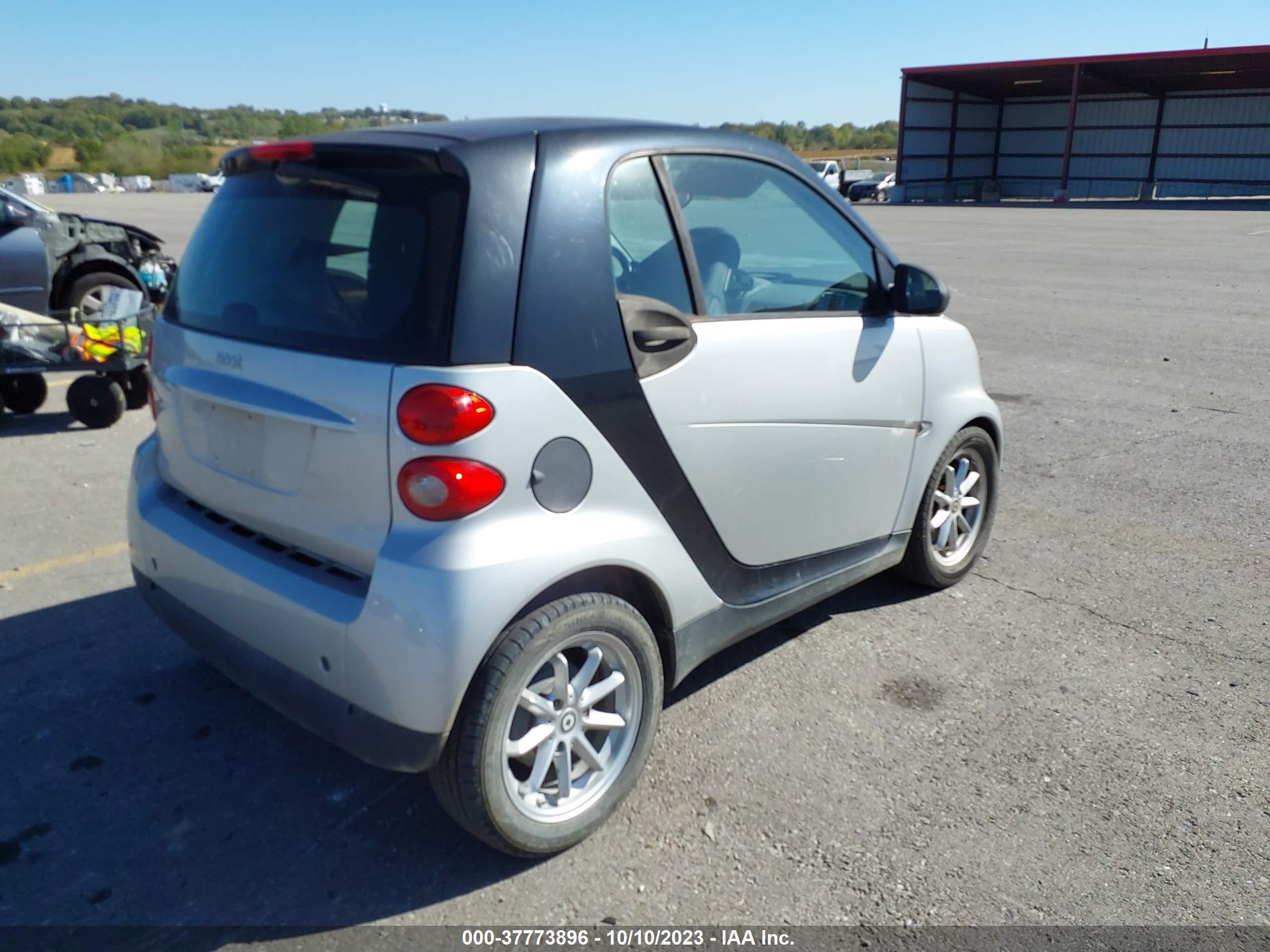 Photo 3 VIN: WMEEJ31X79K276582 - SMART FORTWO 