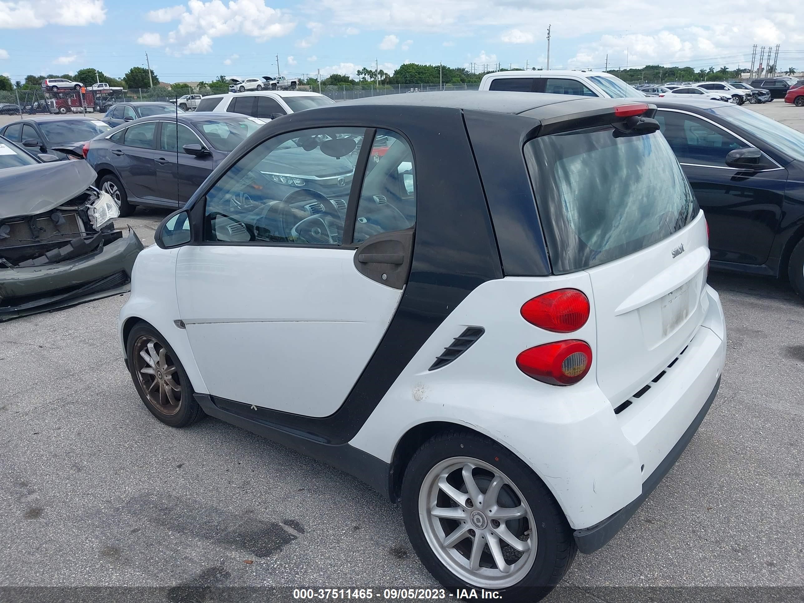 Photo 2 VIN: WMEEJ31X99K259234 - SMART FORTWO 