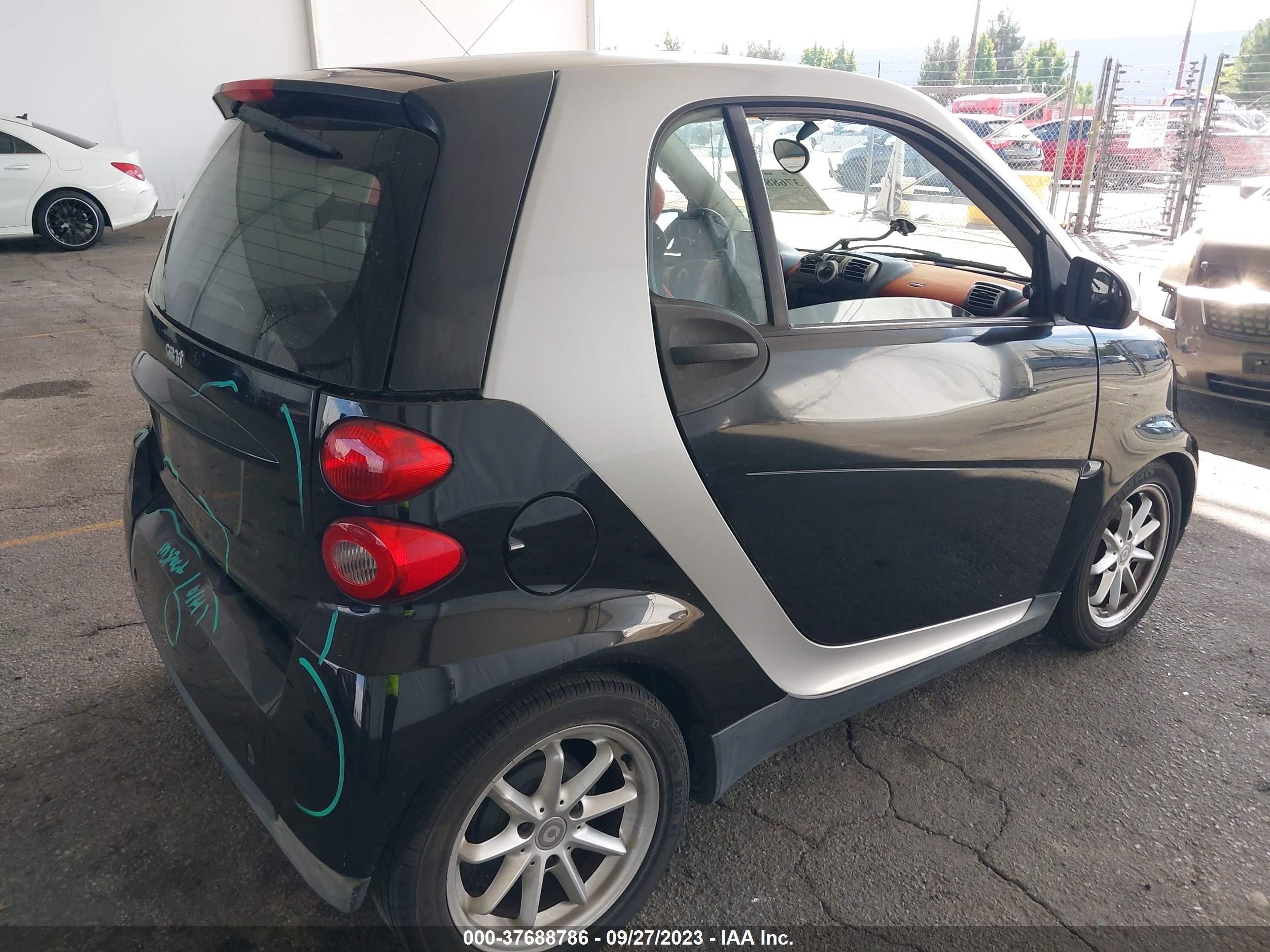 Photo 3 VIN: WMEEJ31XX8K133320 - SMART FORTWO 