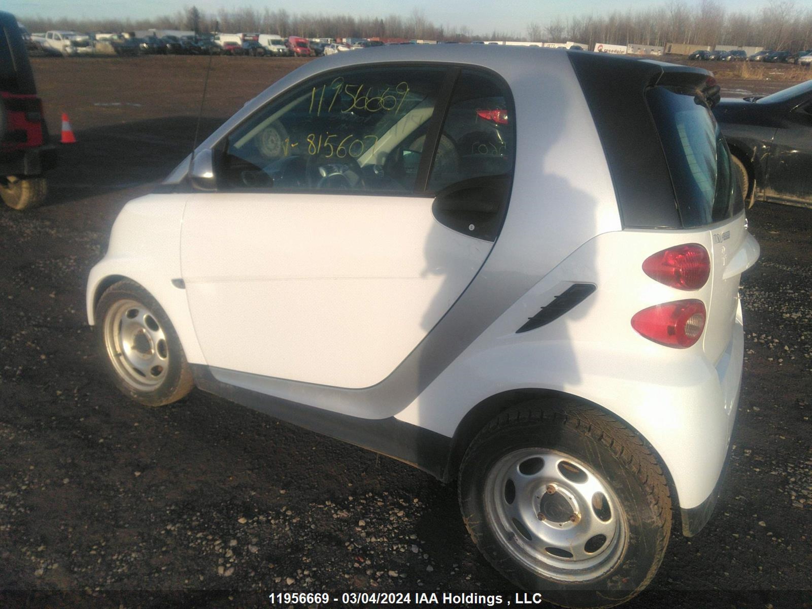 Photo 2 VIN: WMEEJ3BA1FK815607 - SMART FORTWO 