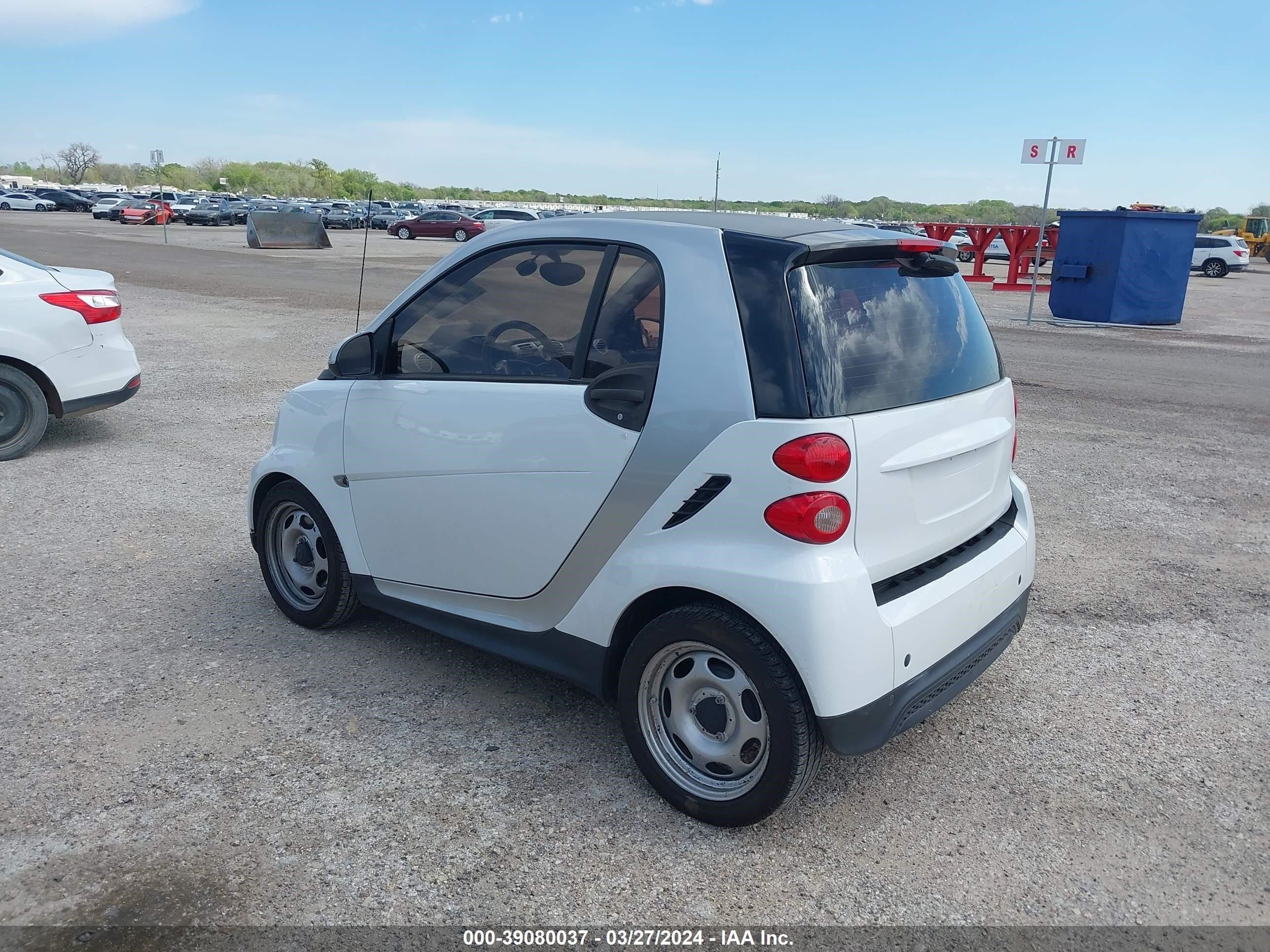 Photo 2 VIN: WMEEJ3BA3FK790614 - SMART FORTWO 