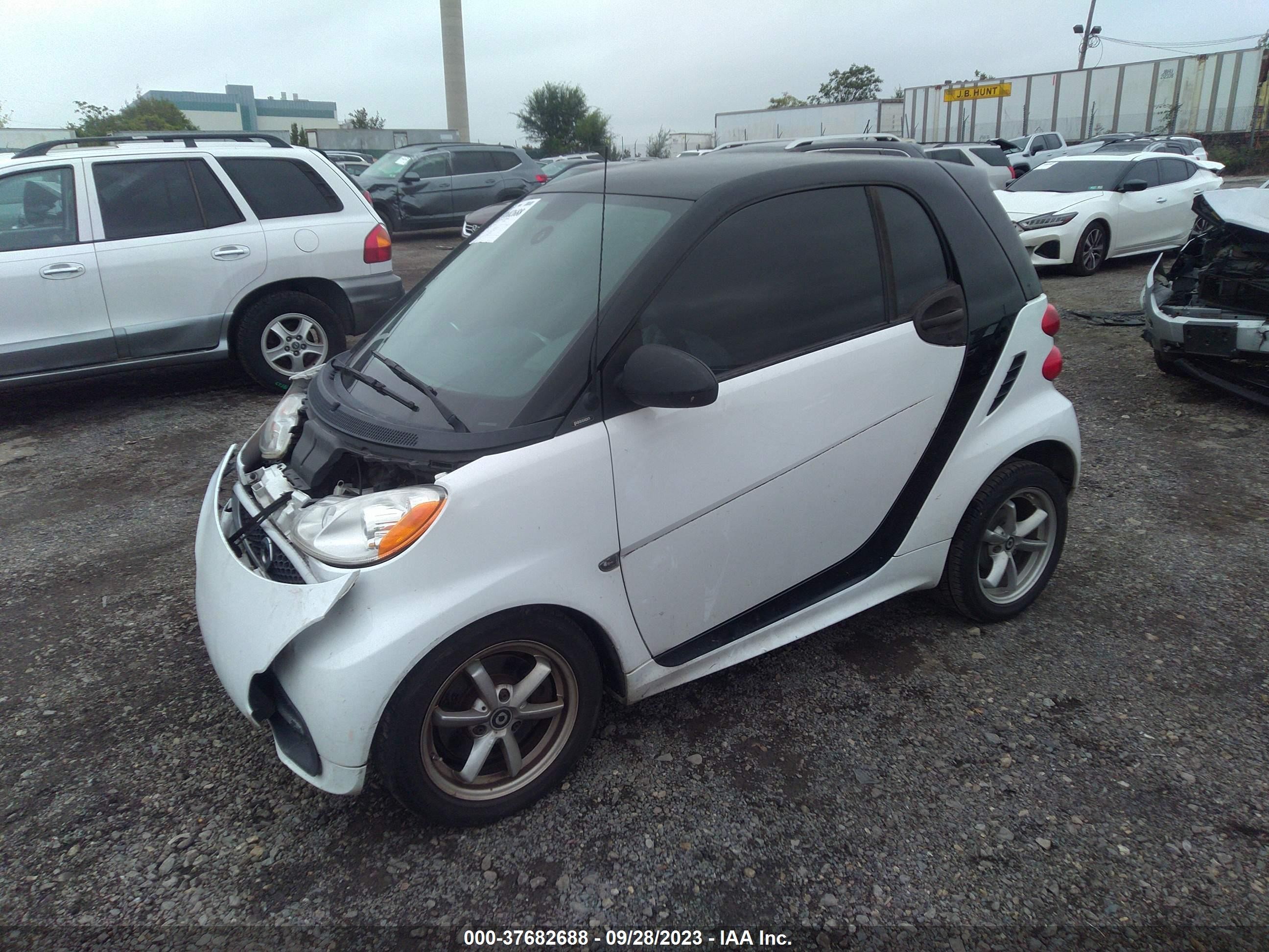 Photo 1 VIN: WMEEJ3BA3FK800588 - SMART FORTWO 