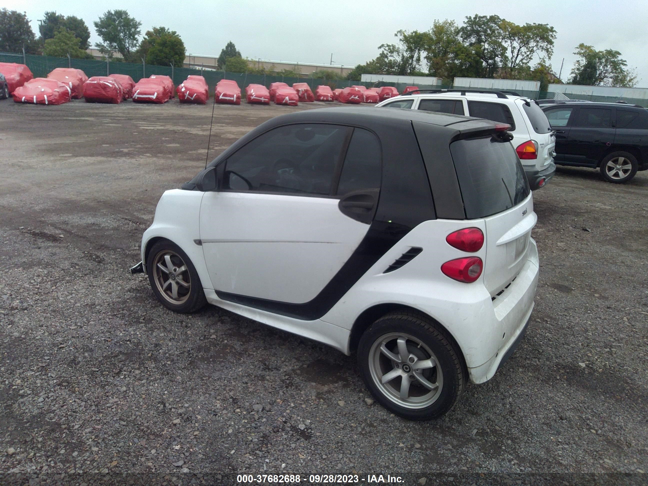 Photo 2 VIN: WMEEJ3BA3FK800588 - SMART FORTWO 