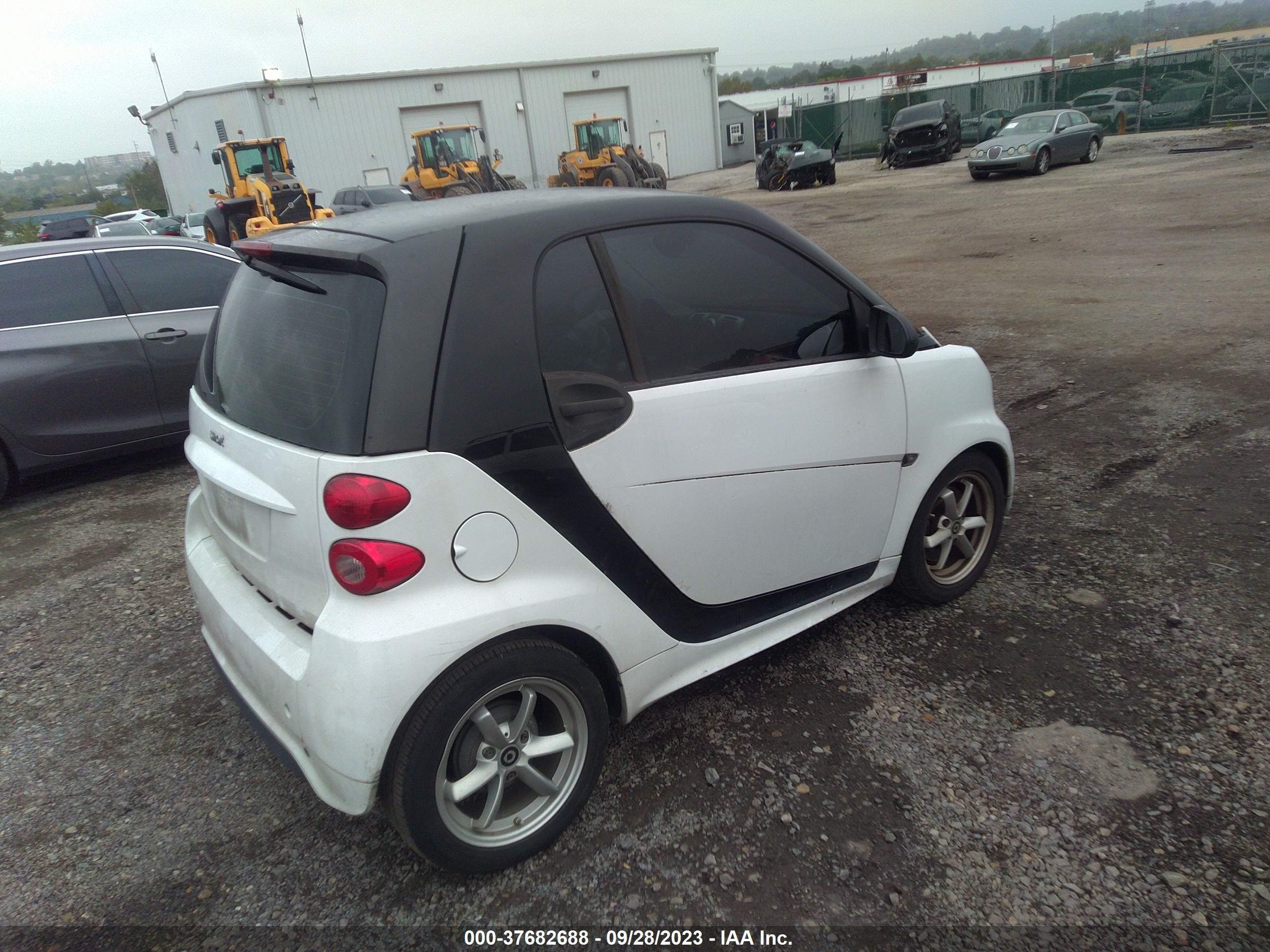 Photo 3 VIN: WMEEJ3BA3FK800588 - SMART FORTWO 