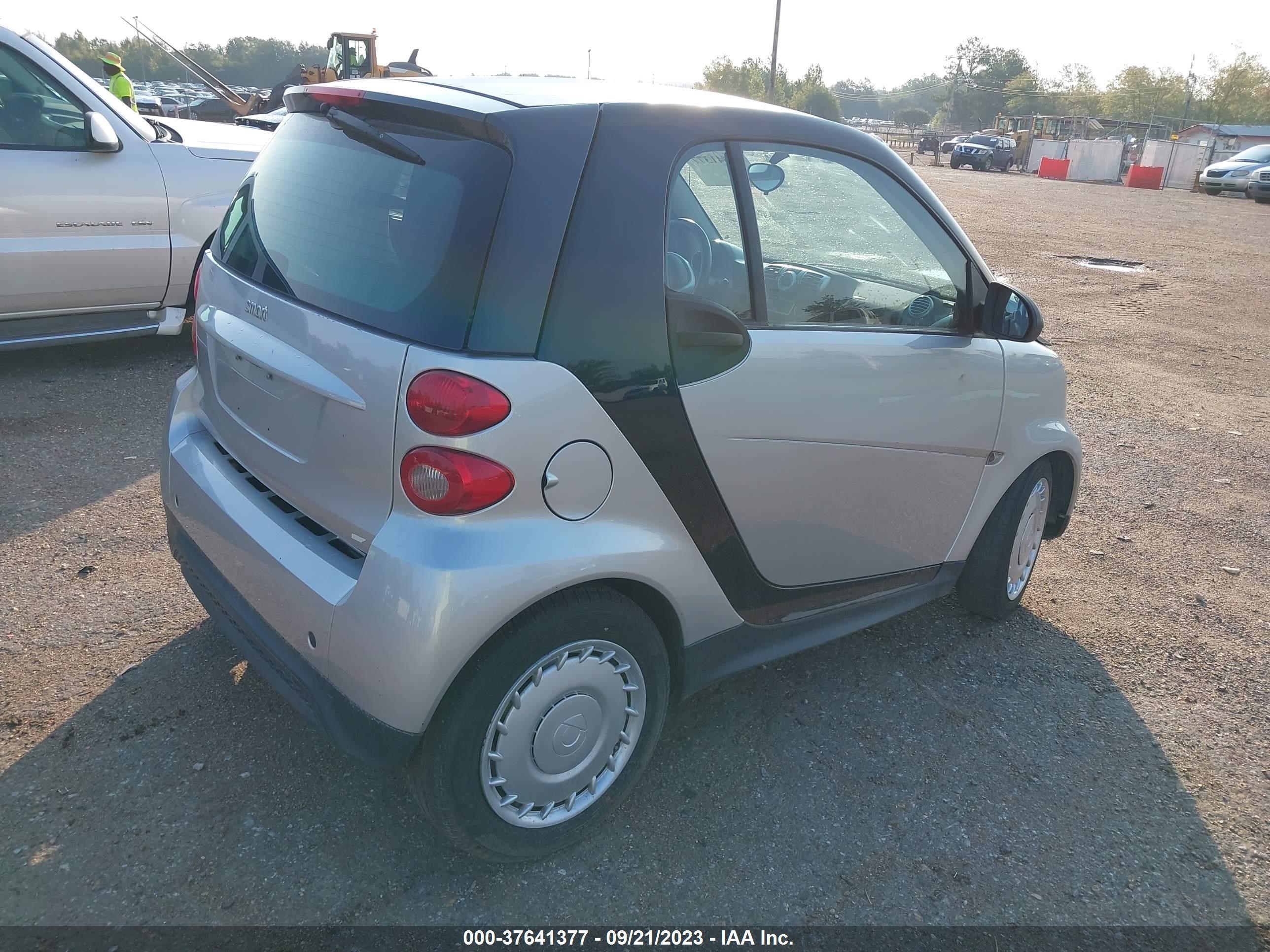 Photo 3 VIN: WMEEJ3BA4EK756129 - SMART FORTWO 