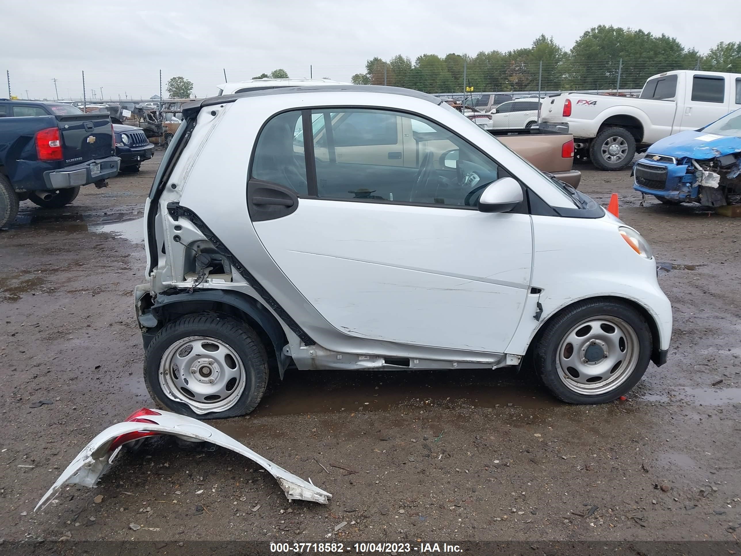 Photo 13 VIN: WMEEJ3BA6FK795631 - SMART FORTWO 