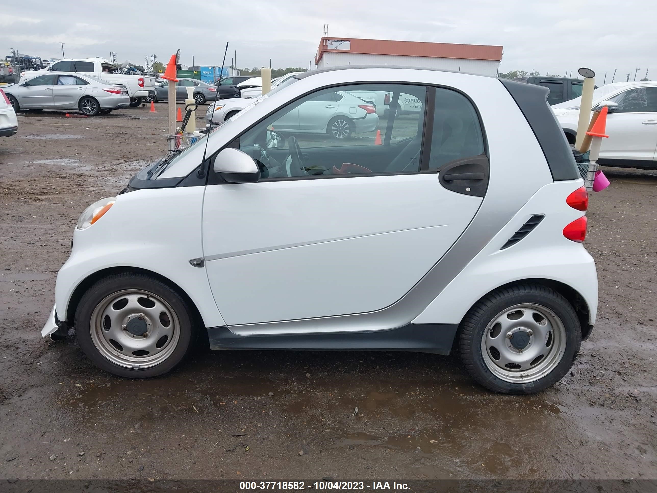 Photo 14 VIN: WMEEJ3BA6FK795631 - SMART FORTWO 