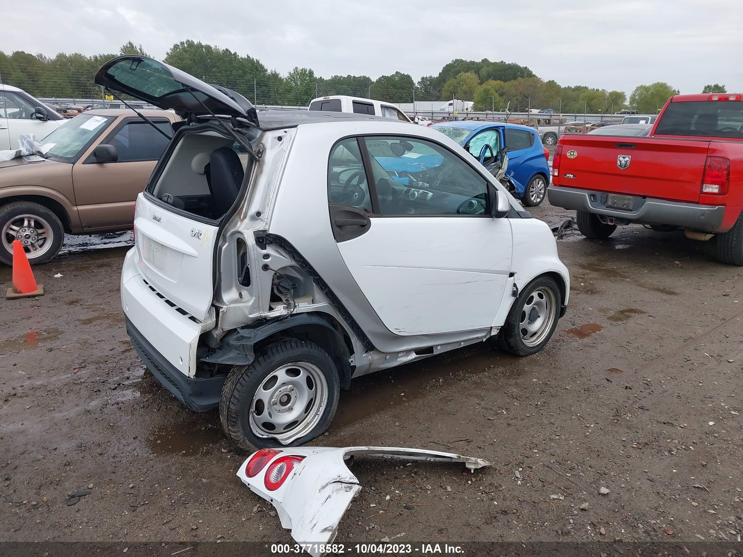 Photo 3 VIN: WMEEJ3BA6FK795631 - SMART FORTWO 