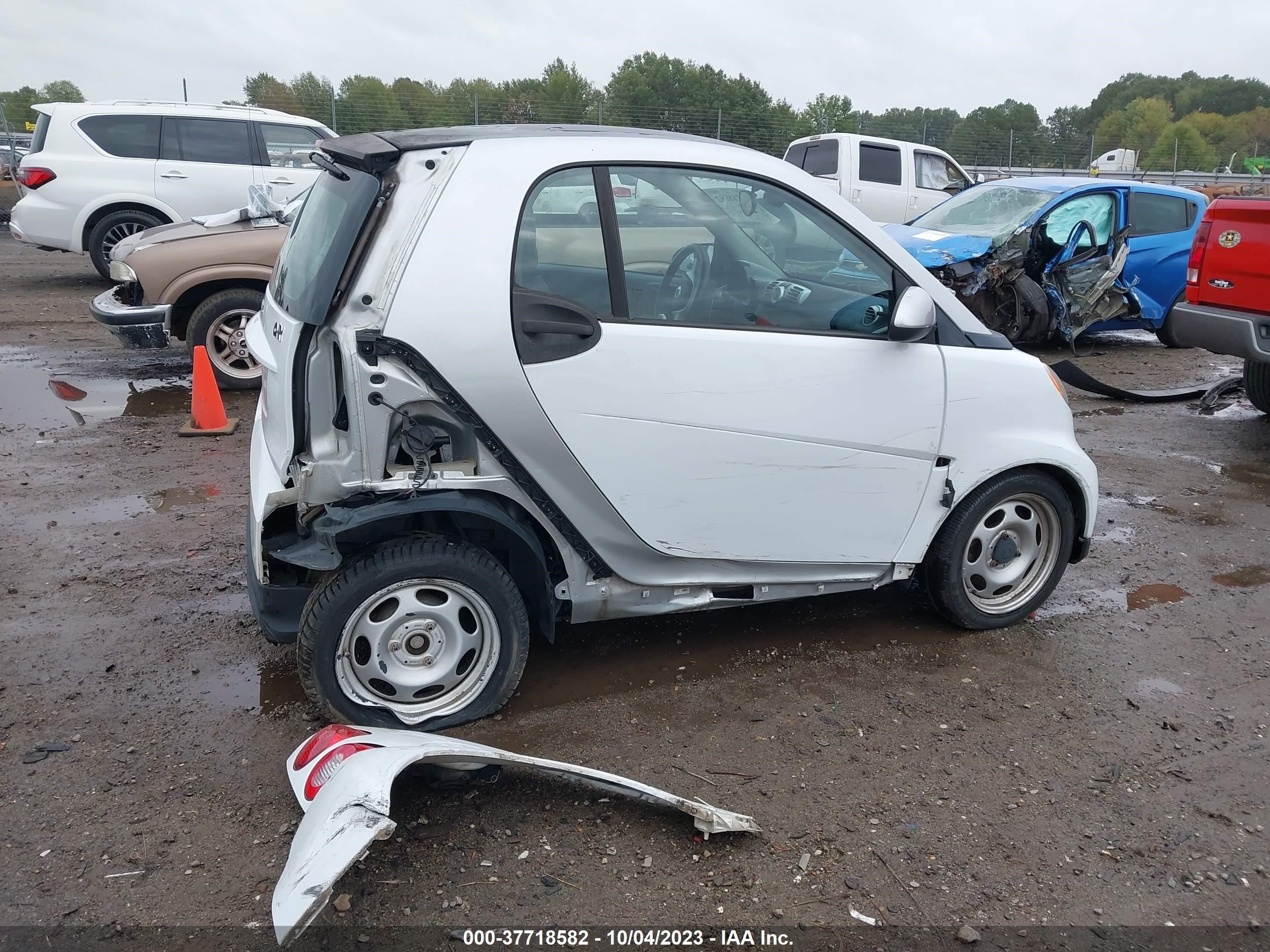 Photo 4 VIN: WMEEJ3BA6FK795631 - SMART FORTWO 