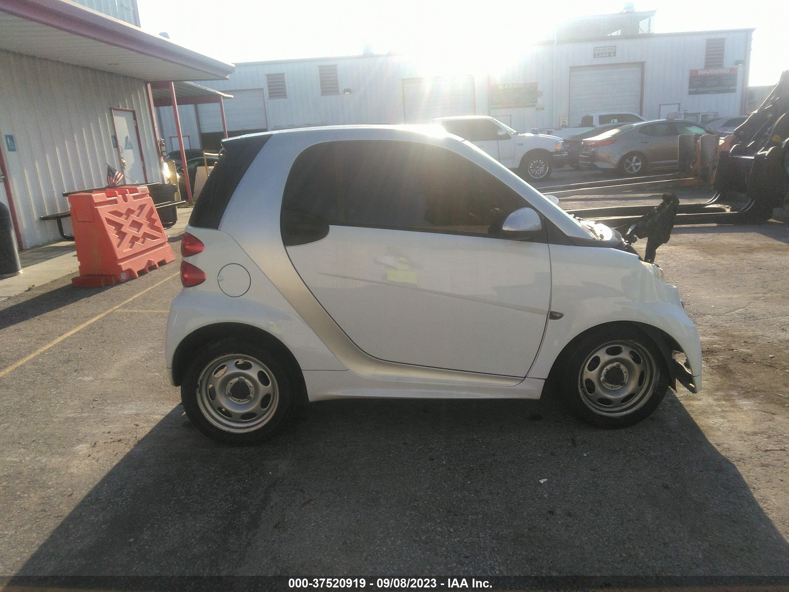 Photo 12 VIN: WMEEJ3BA7FK811013 - SMART FORTWO 