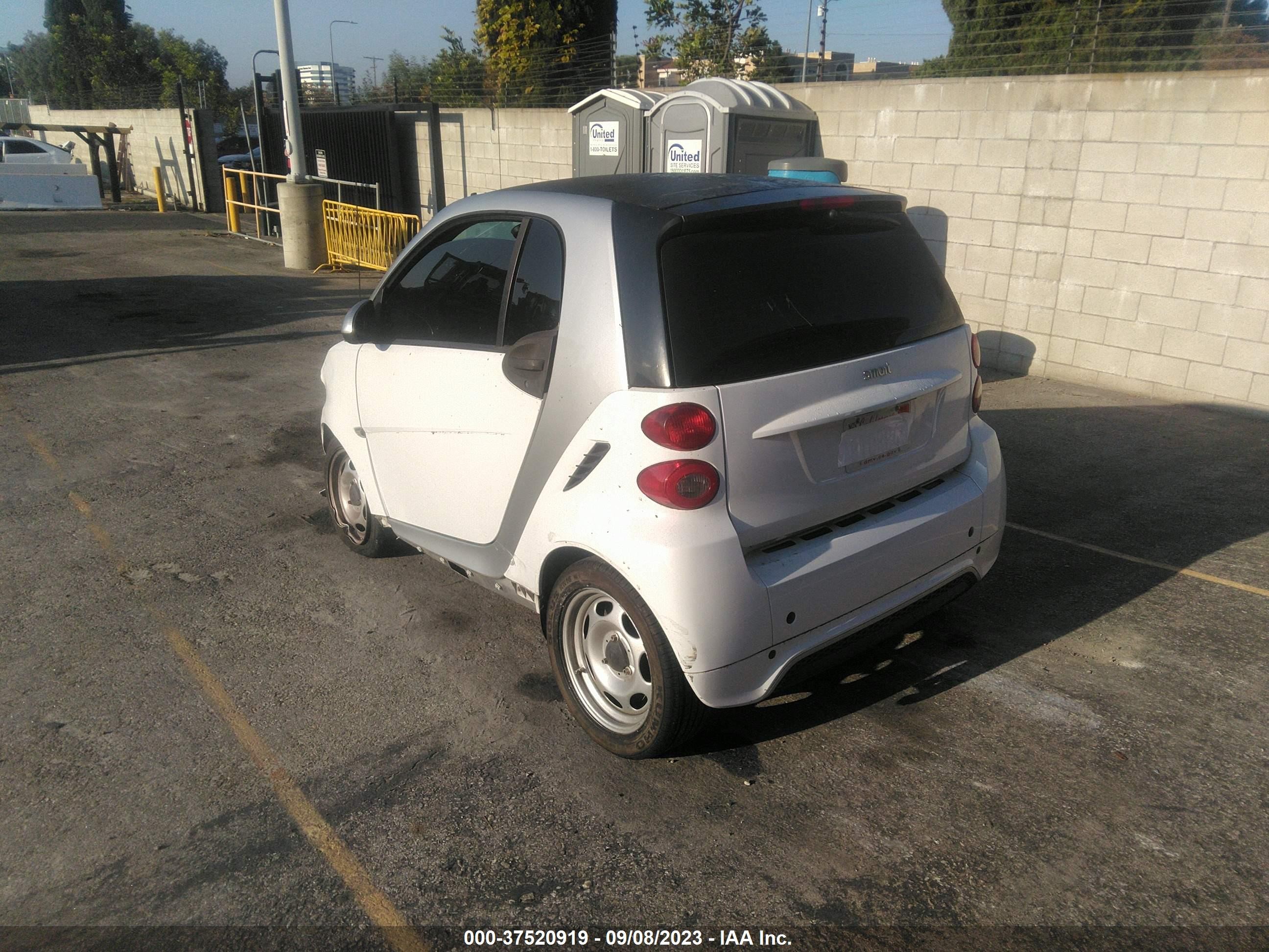 Photo 2 VIN: WMEEJ3BA7FK811013 - SMART FORTWO 