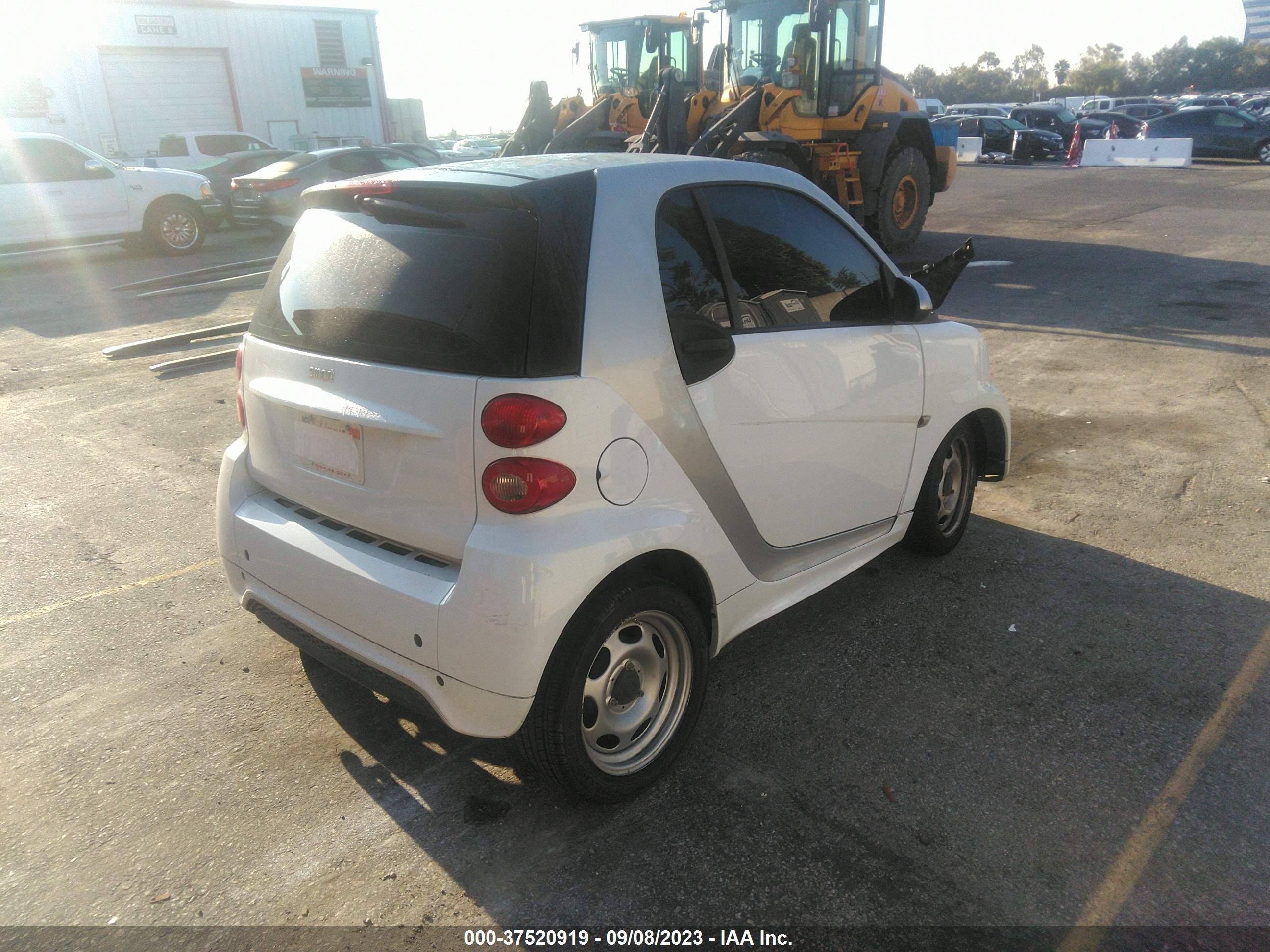 Photo 3 VIN: WMEEJ3BA7FK811013 - SMART FORTWO 