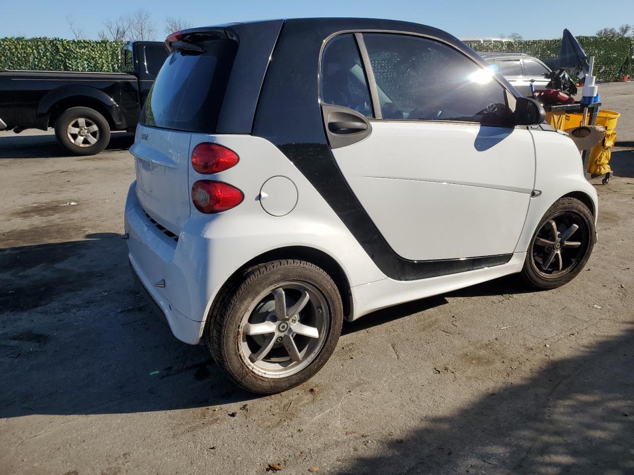 Photo 2 VIN: WMEEJ3BA7FK818690 - SMART FORTWO 