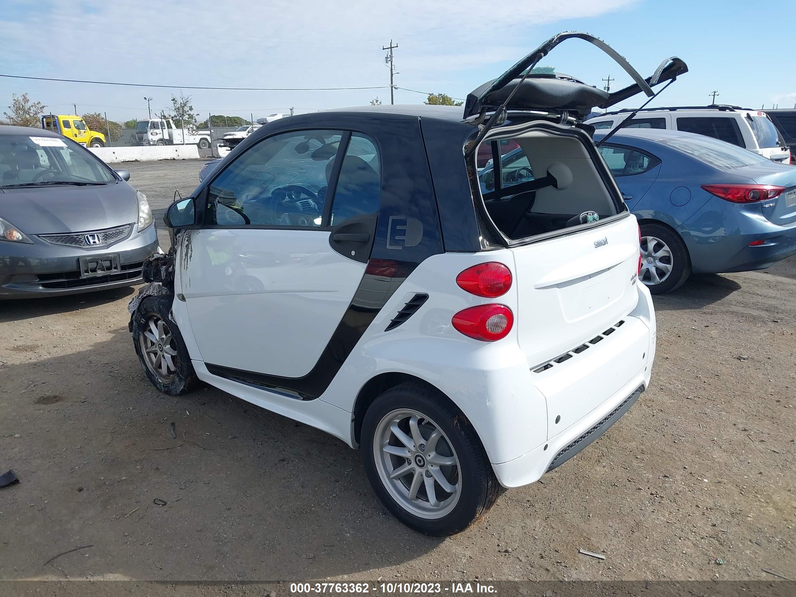 Photo 2 VIN: WMEEJ9AA4FK840330 - SMART FORTWO 