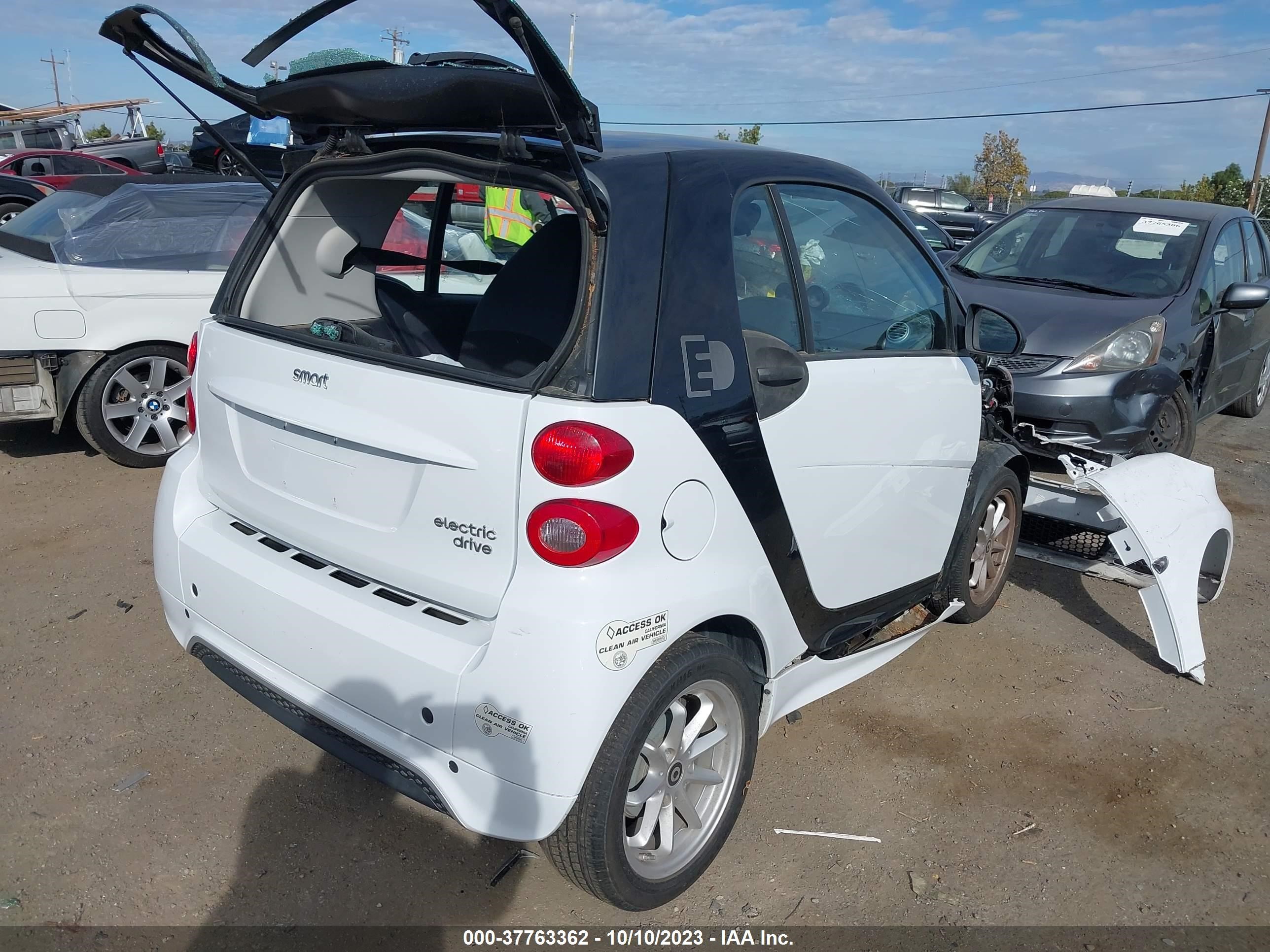 Photo 3 VIN: WMEEJ9AA4FK840330 - SMART FORTWO 