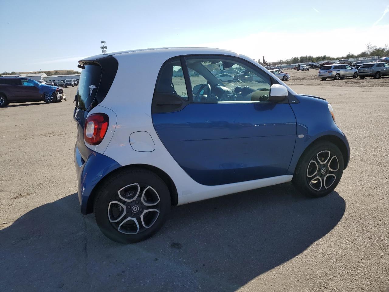 Photo 2 VIN: WMEFJ5DA0GK062893 - SMART FORTWO 