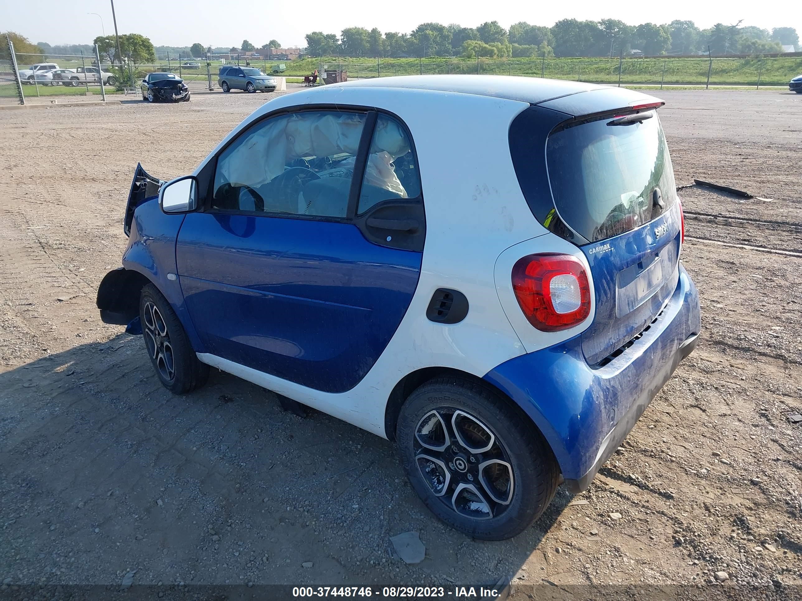 Photo 2 VIN: WMEFJ5DA1GK049408 - SMART FORTWO 