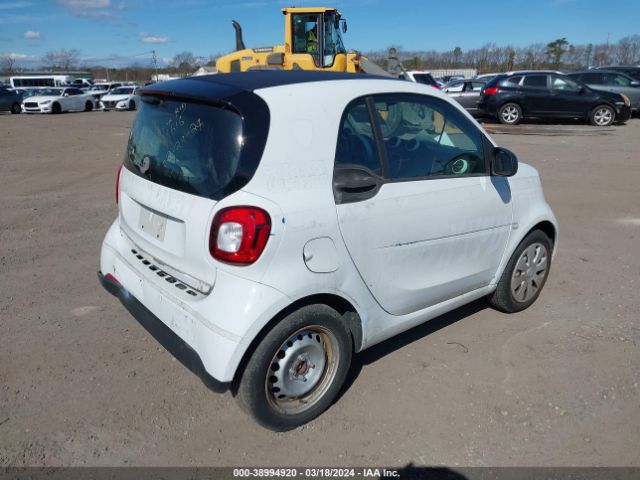 Photo 3 VIN: WMEFJ5DA1GK104438 - SMART FORTWO 