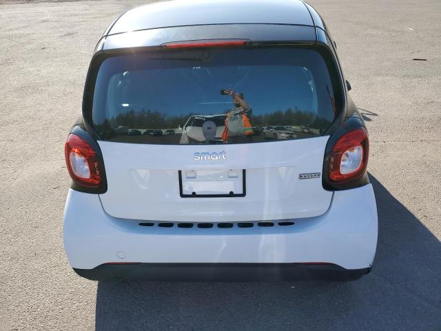 Photo 9 VIN: WMEFJ5DA2GK061874 - SMART FORTWO 