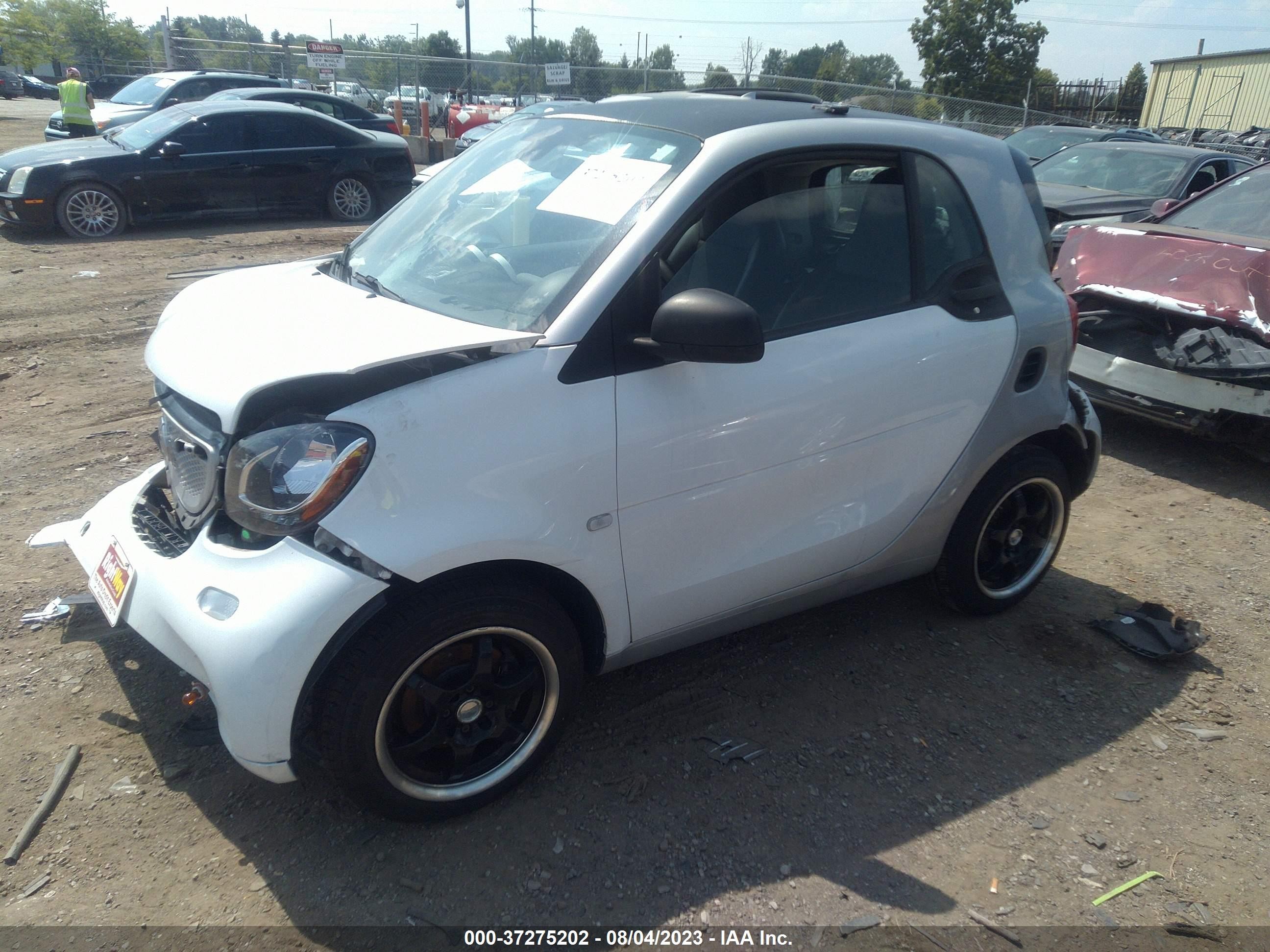 Photo 1 VIN: WMEFJ5DA3GK081406 - SMART FORTWO 