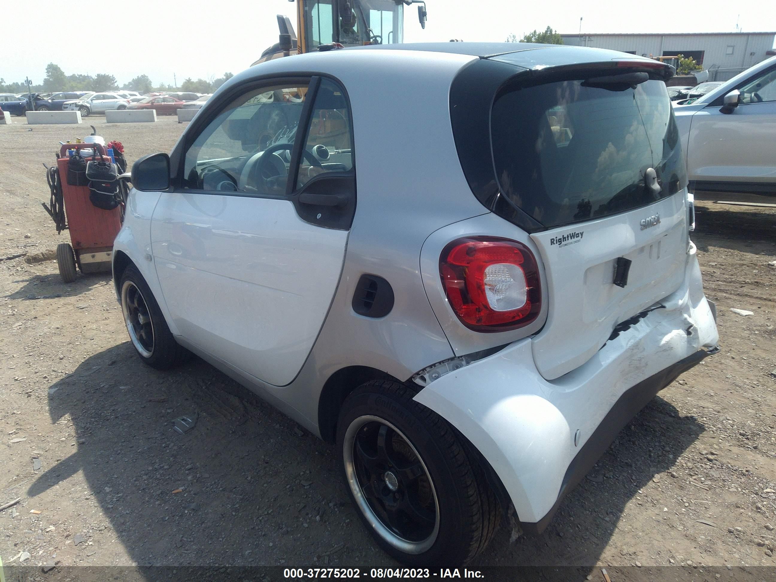 Photo 2 VIN: WMEFJ5DA3GK081406 - SMART FORTWO 