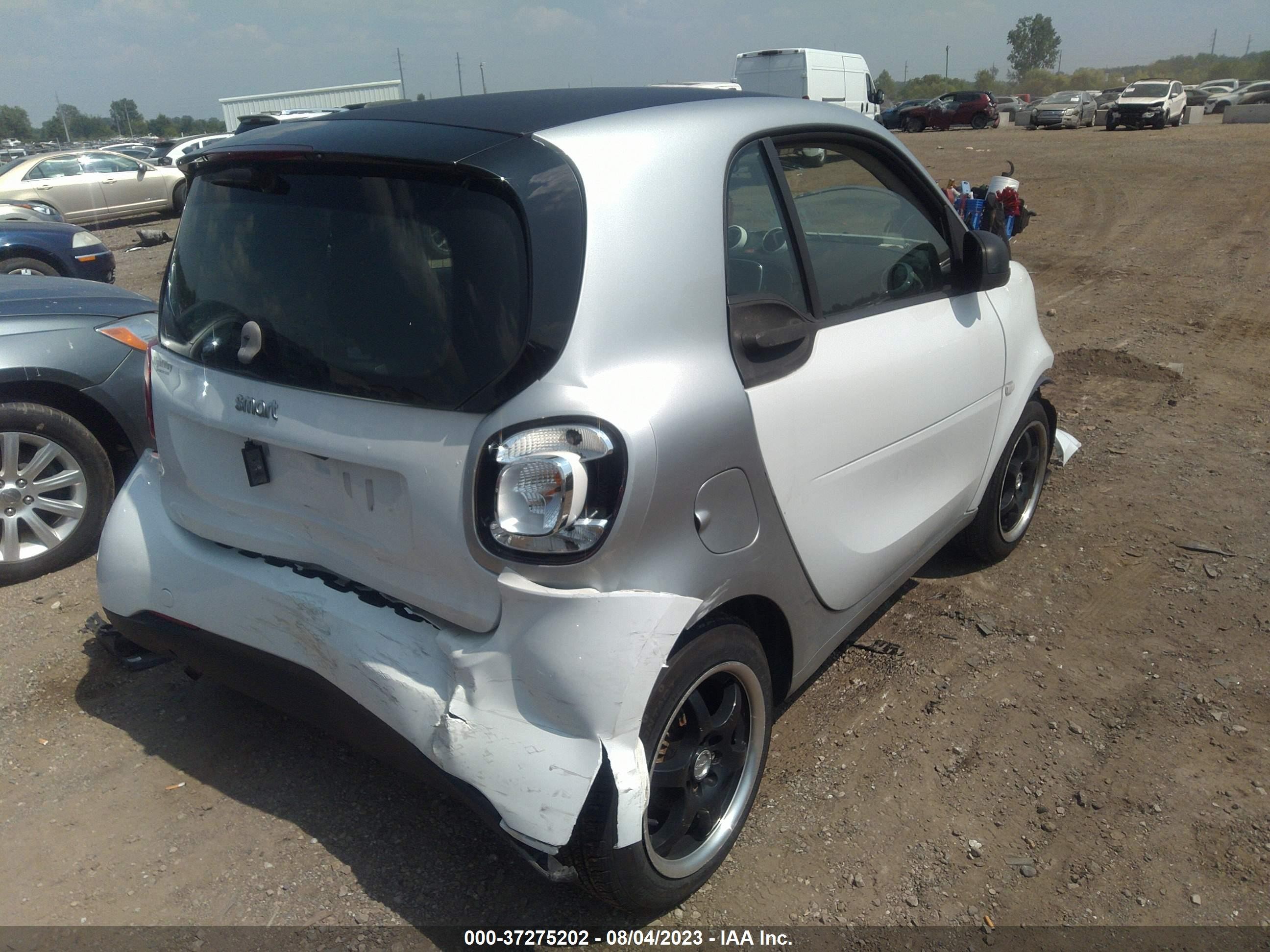 Photo 3 VIN: WMEFJ5DA3GK081406 - SMART FORTWO 