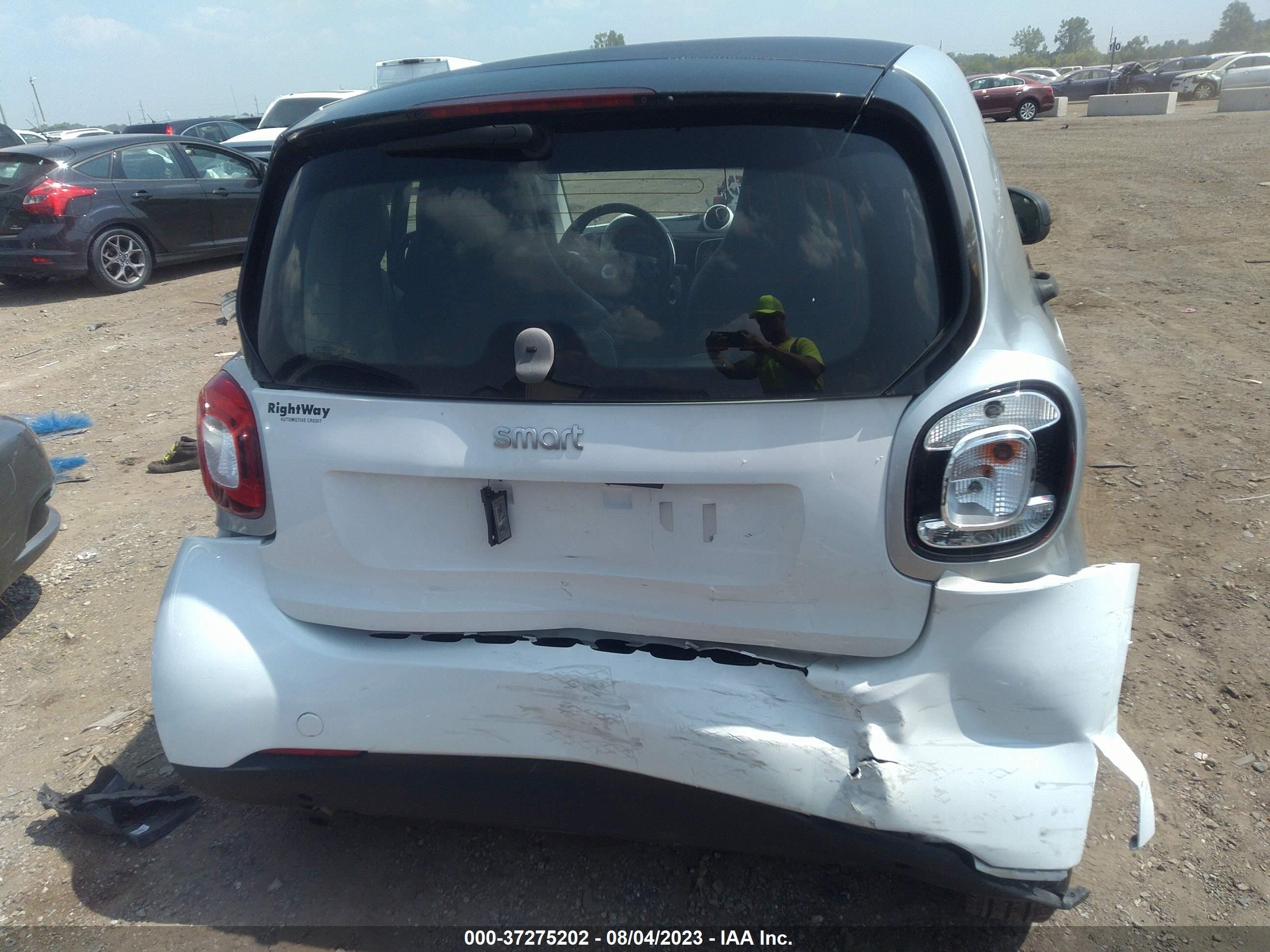 Photo 7 VIN: WMEFJ5DA3GK081406 - SMART FORTWO 