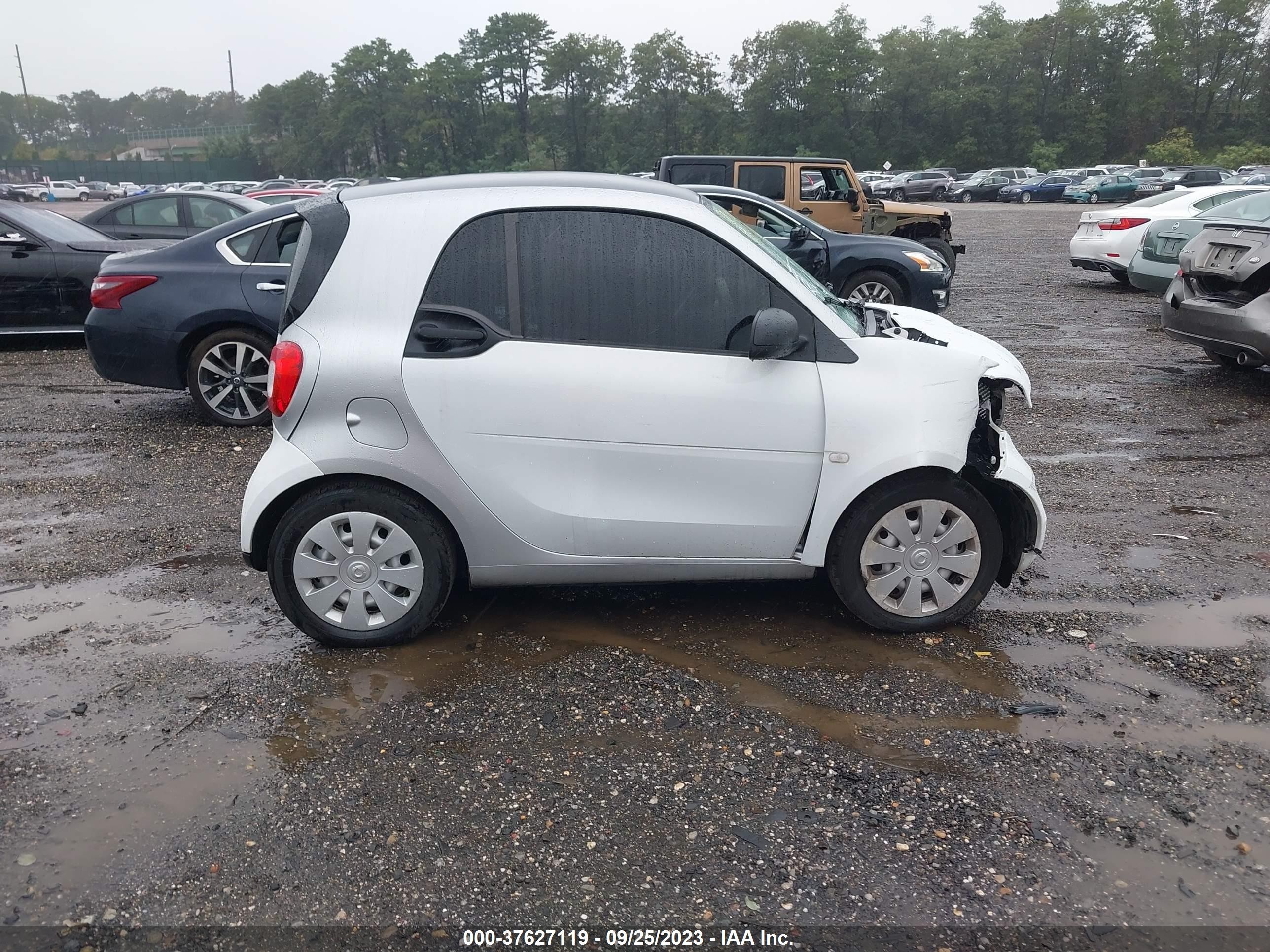 Photo 12 VIN: WMEFJ5DA3GK127865 - SMART FORTWO 