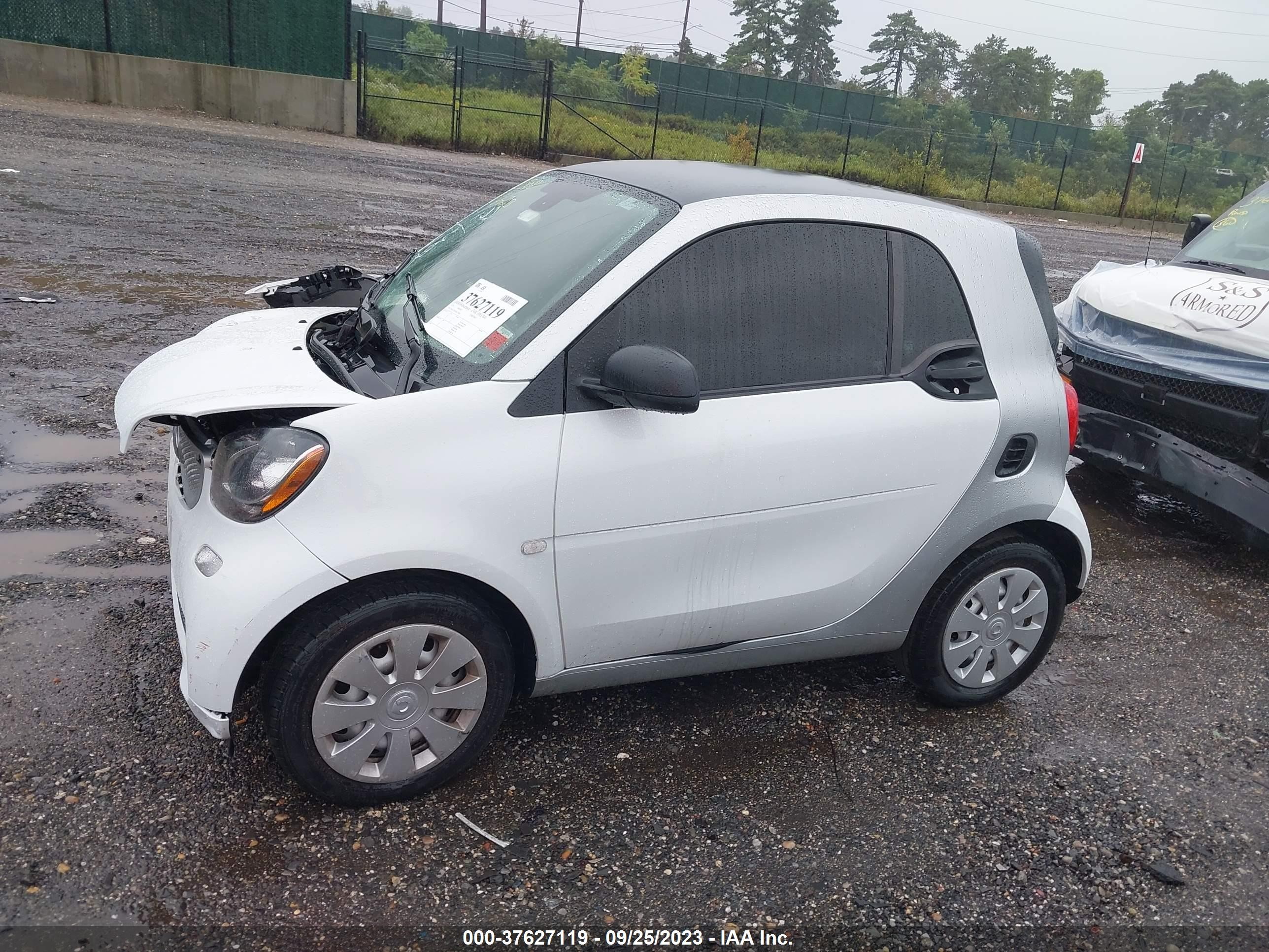 Photo 13 VIN: WMEFJ5DA3GK127865 - SMART FORTWO 