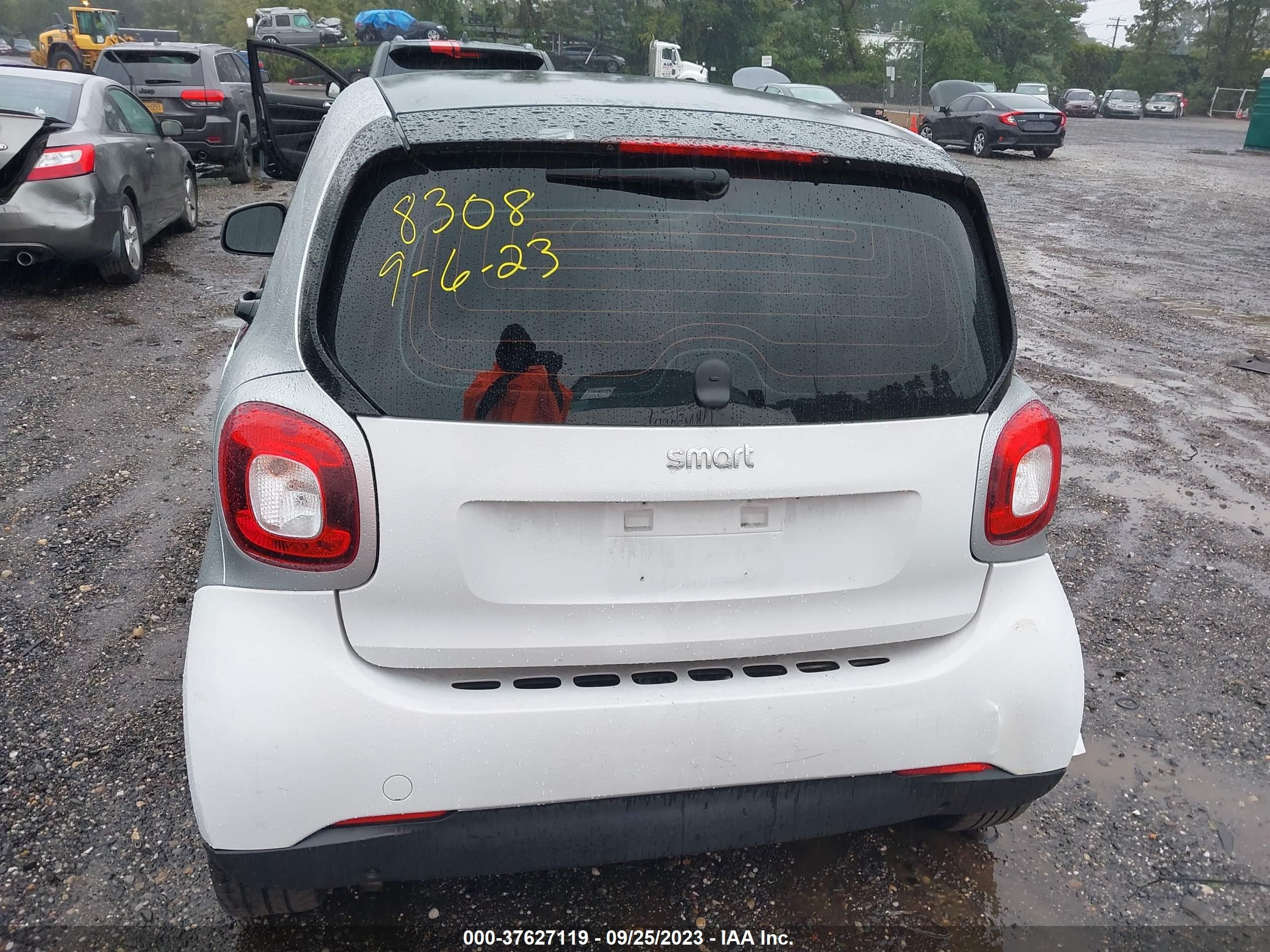 Photo 15 VIN: WMEFJ5DA3GK127865 - SMART FORTWO 