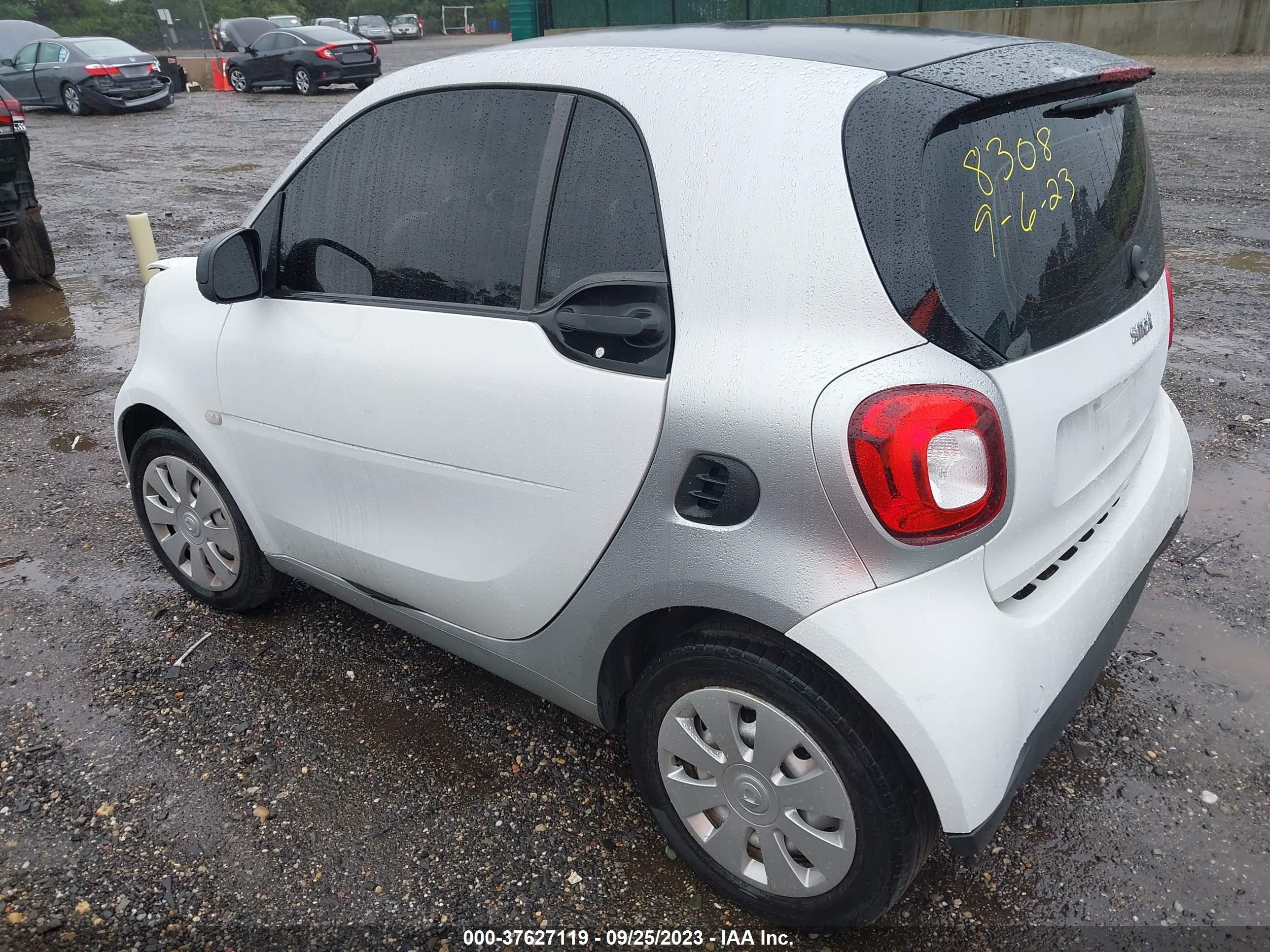 Photo 2 VIN: WMEFJ5DA3GK127865 - SMART FORTWO 